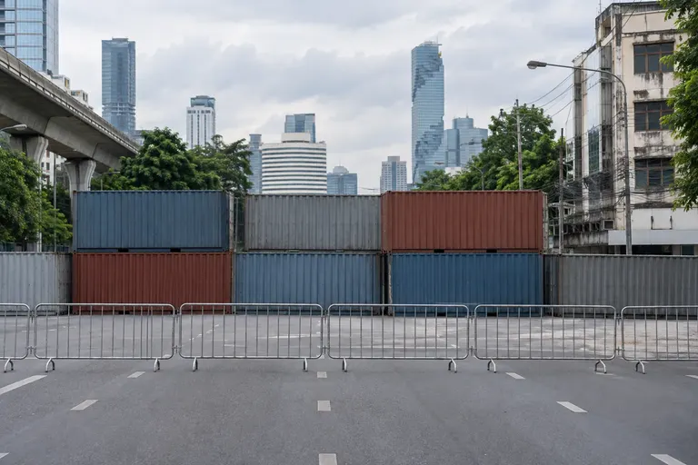 แนวตู้คอนเทนเนอร์และแนวกั้นปิดถนนที่แยกในกรุงเทพฯ ในบรรยากาศการเตรียมความพร้อมของเจ้าหน้าที่