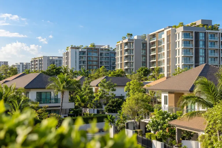 คอนโดมิเนียมและบ้านพักอาศัยย่านชานเมืองในประเทศไทย