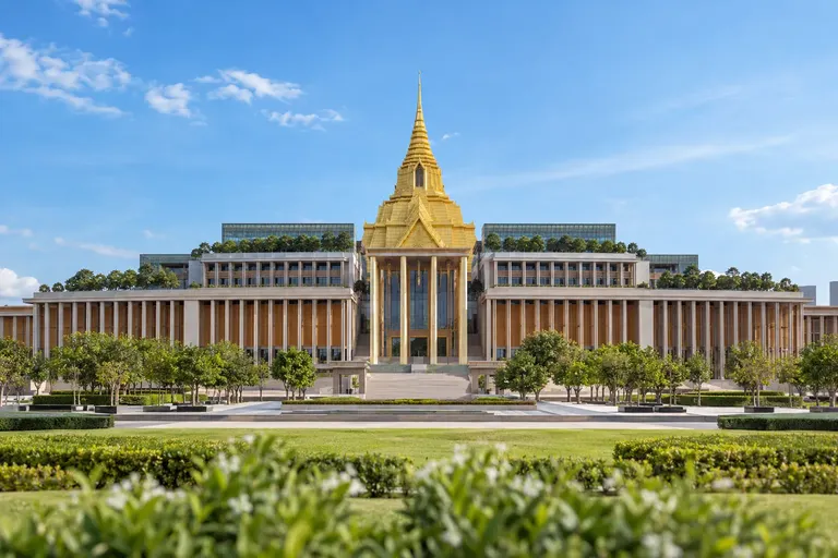 บรรยากาศอาคารรัฐสภาไทยพร้อมธงชาติในวันที่ท้องฟ้าโปร่ง