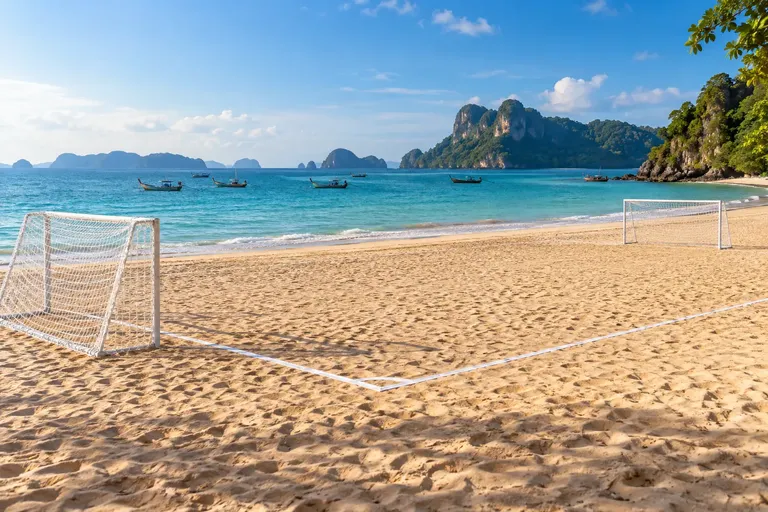 สนามฟุตบอลชายหาดริมทะเลสายหมอกยามเช้า สถานที่จัดการแข่งขันในจังหวัดพังงา